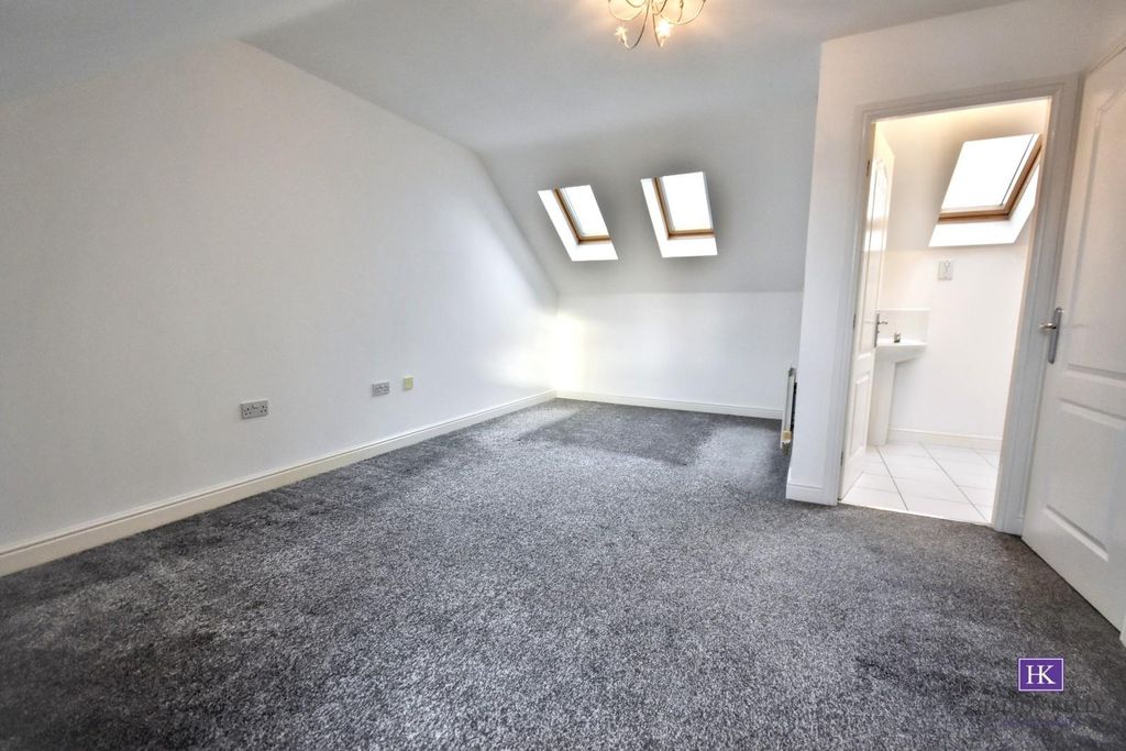 Property photo 3 of 17 Main Bedroom