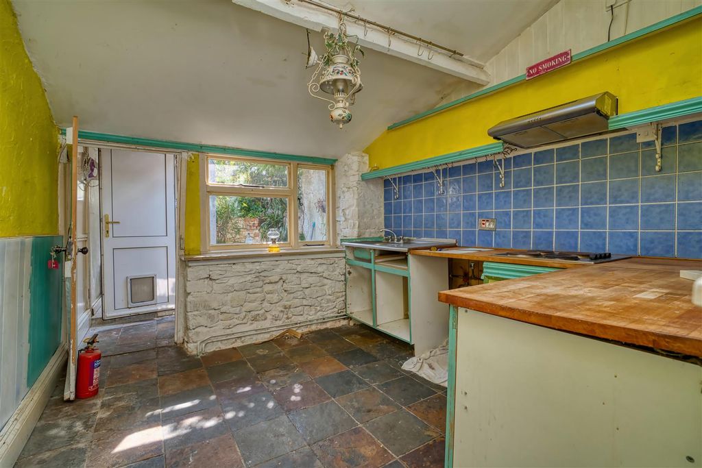 Property photo 2 of 11 Kitchen