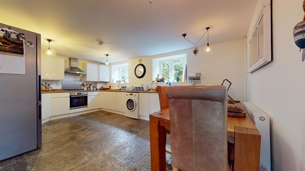 Property photo 3 of 25 Kitchen