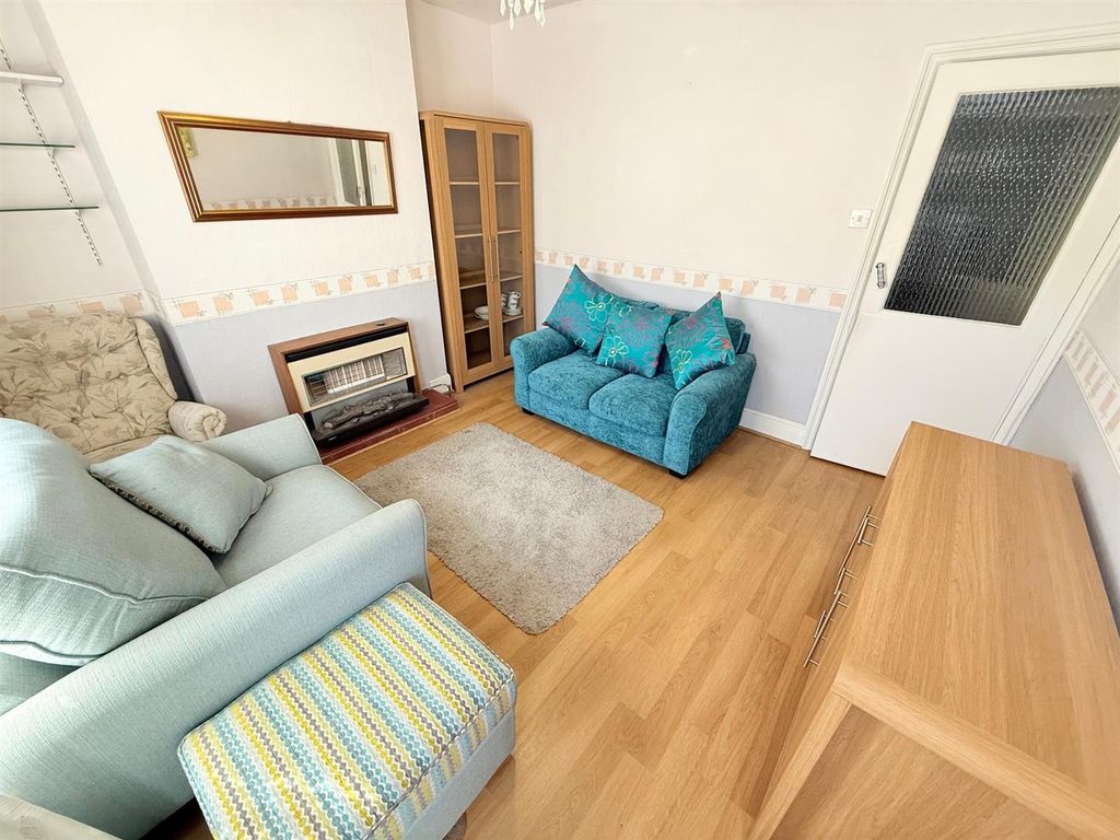 Property photo 3 of 11 Lounge