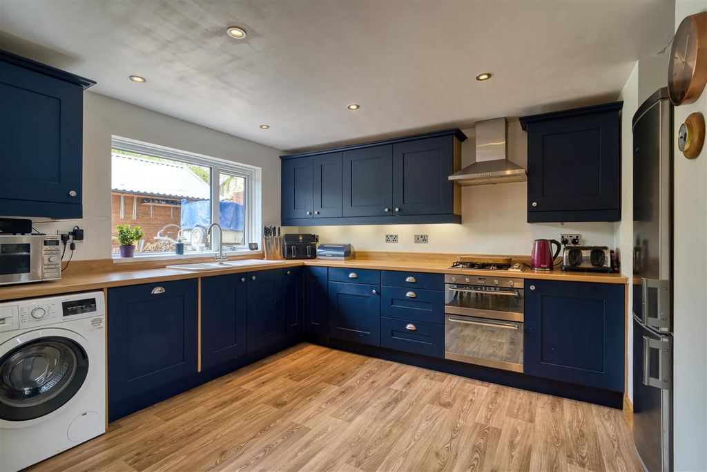 Property photo 2 of 10 Kitchen