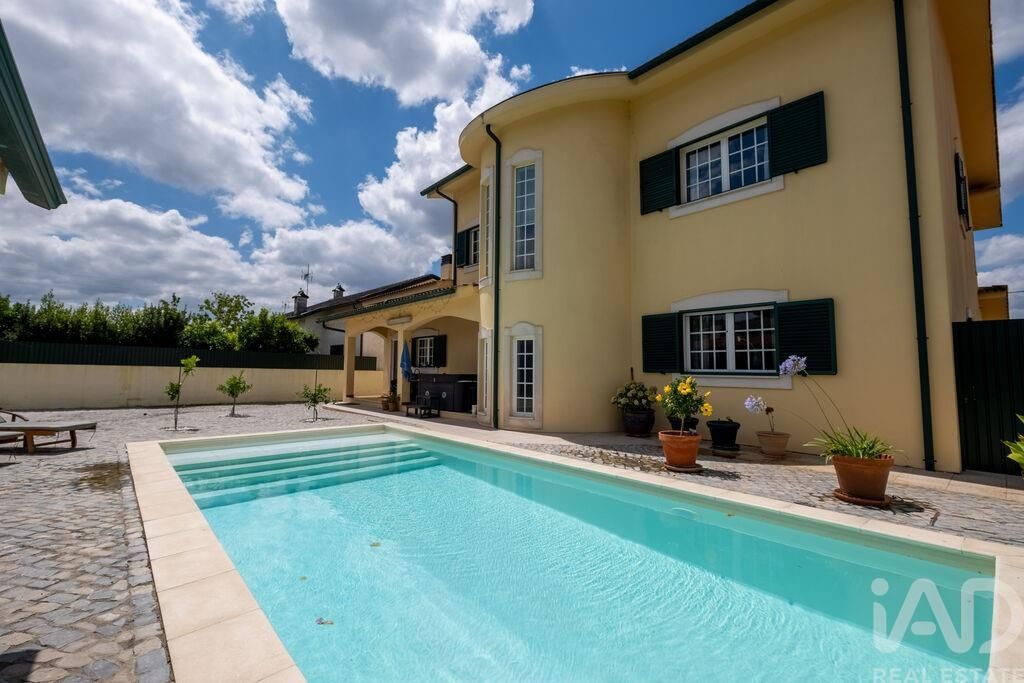 Property photo 2 of 40