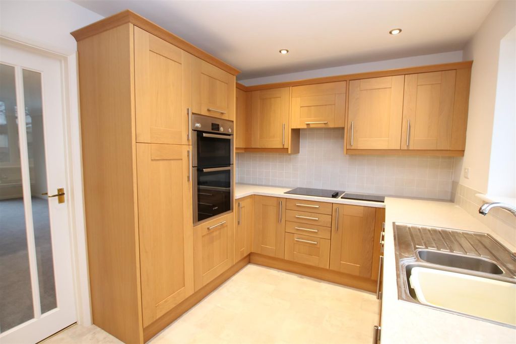 Property photo 3 of 18 Kitchen 5.Jpg