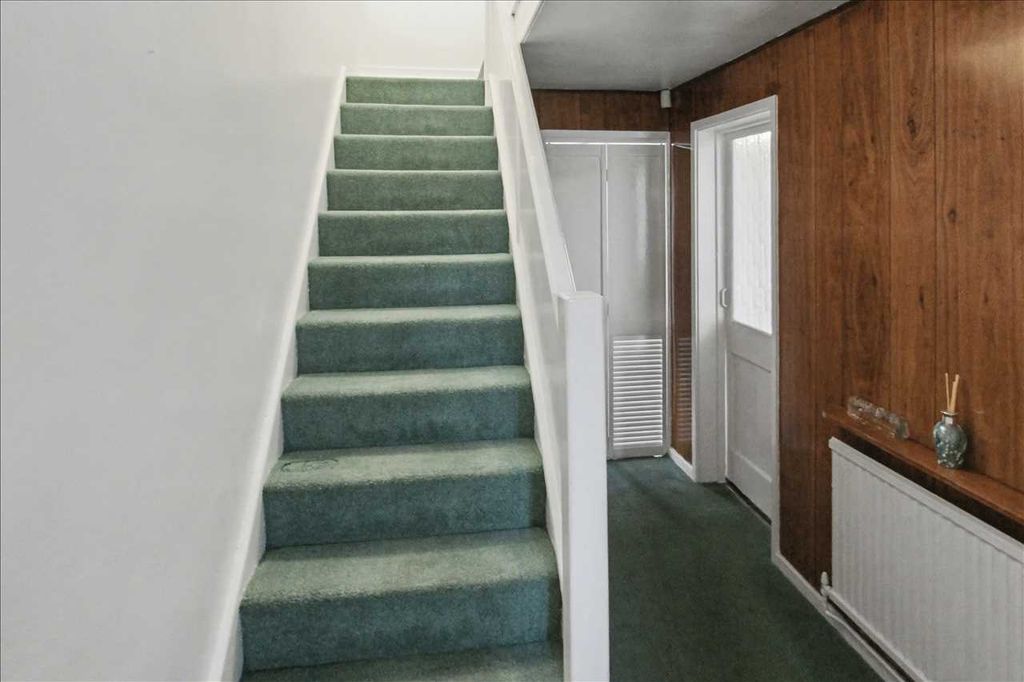 Property photo 3 of 26 Entrance Hall