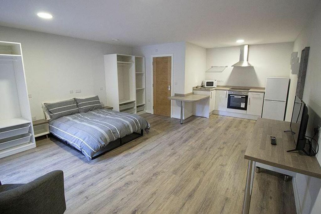 Property photo 2 of 4 This Spacious Double Bedroom Features A Comfortabl...