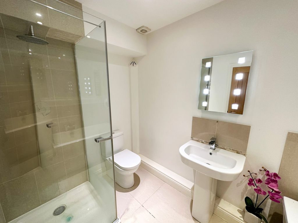 Property photo 3 of 19 Bathroom