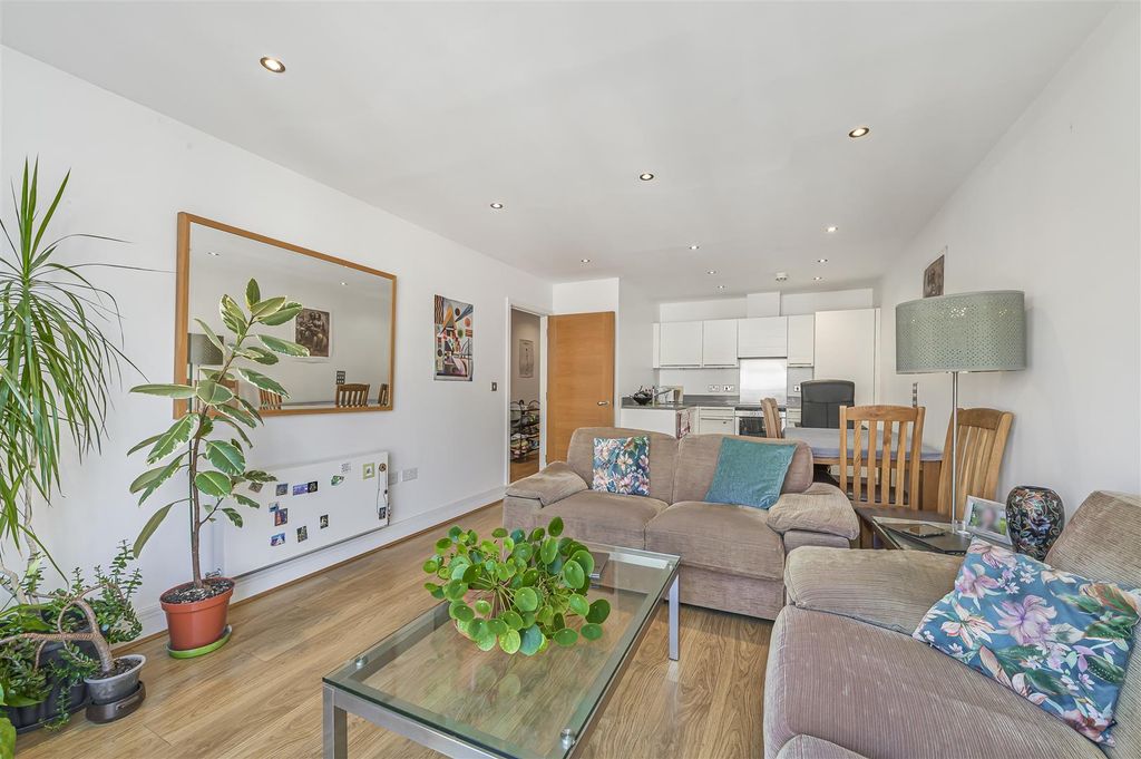 Property photo 3 of 13 Eden_Harper_-_Drapers_Court__Kingsway_Square__Sw11