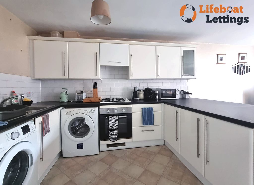 Property photo 3 of 7 Shared Kitchen