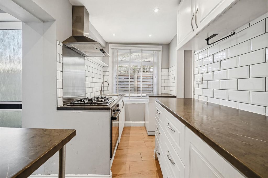 Property photo 2 of 11 Kitchen 3.Jpg