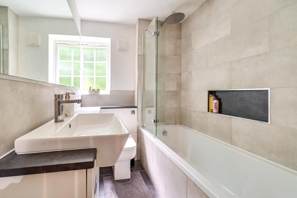 Property photo 3 of 9 Bathroom