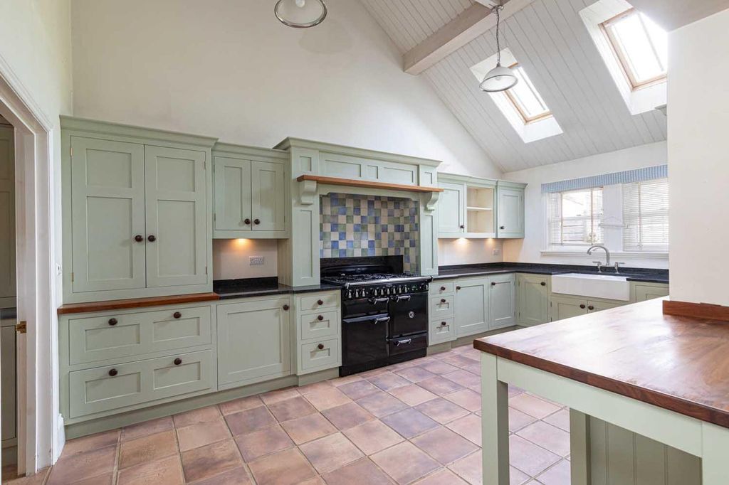 Property photo 2 of 22