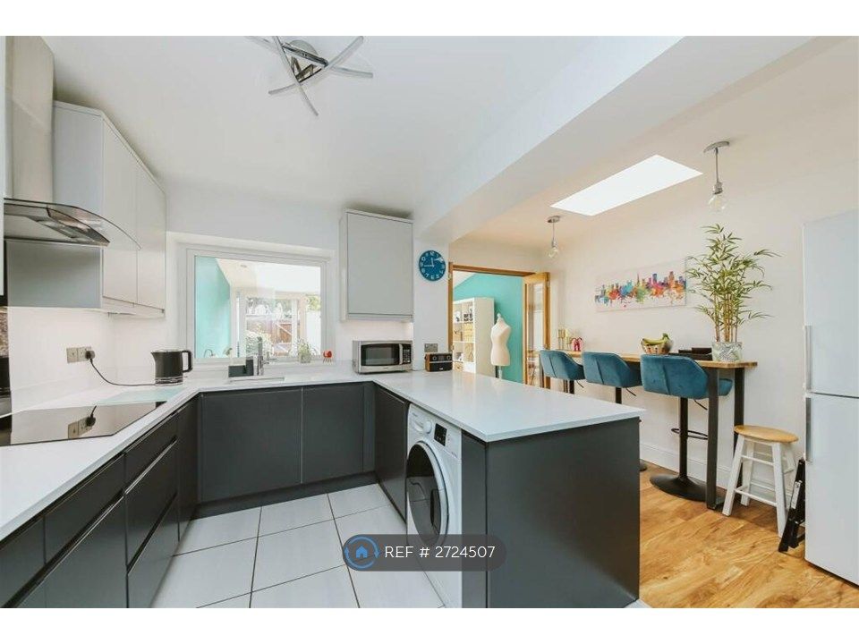 Property photo 3 of 12 Kitchen