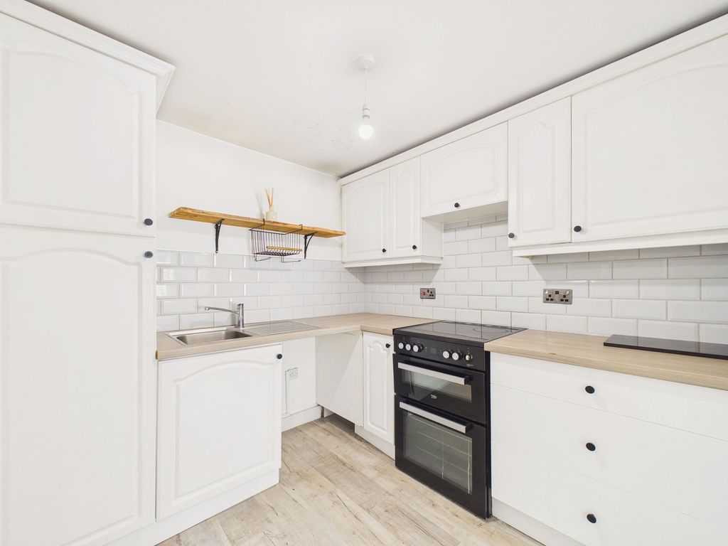Property photo 2 of 9 Kitchen