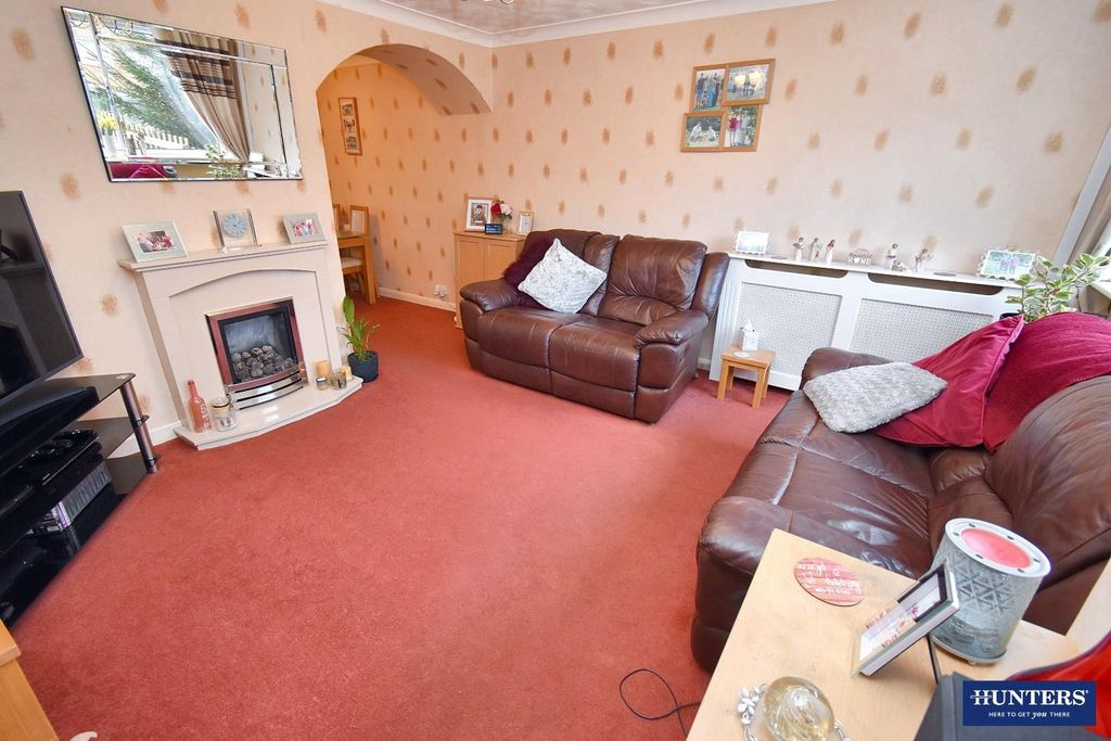 Property photo 3 of 17 Lounge