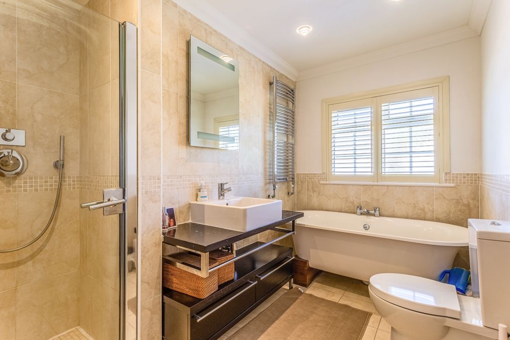 Property photo 3 of 12 Family Bathroom Fp