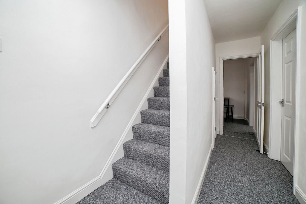 Property photo 2 of 14 Entrance Hall