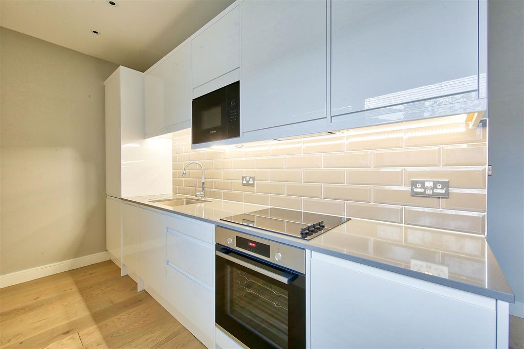 Property photo 1 of 7 9_Eton_Court_The_Broadway_Cheam_Village_Image5_148
