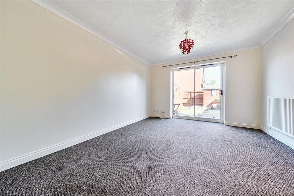 Property photo 2 of 9 Living Room H.Jpg