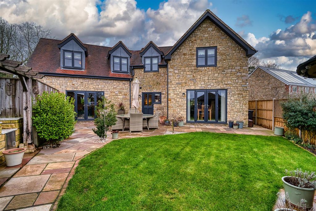 Property photo 3 of 9 Back