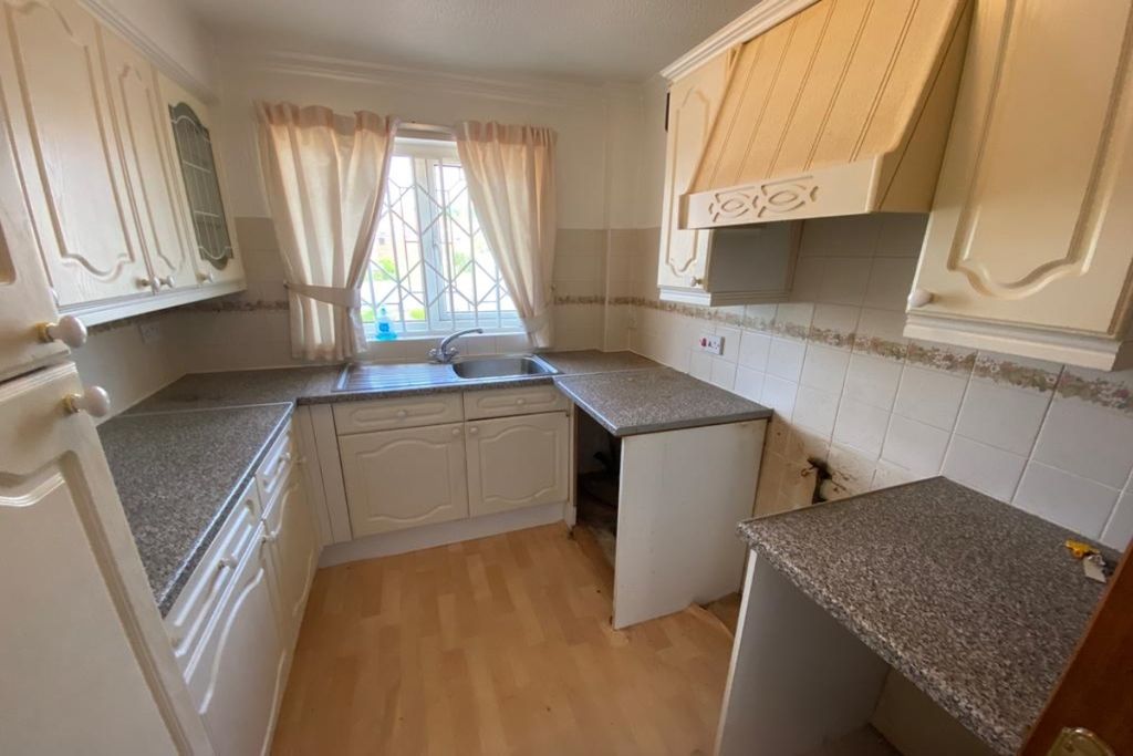 Property photo 3 of 9 Kitchen