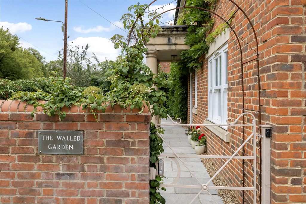Property photo 3 of 21 Entrance