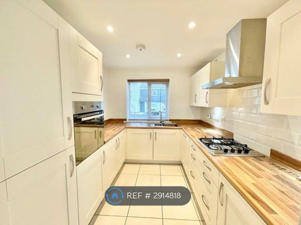 Property photo 3 of 13 Kitchen