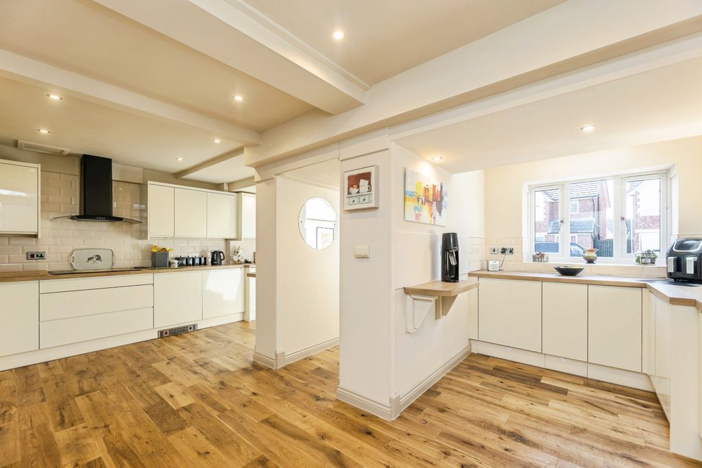 Property photo 2 of 19 Kitchen