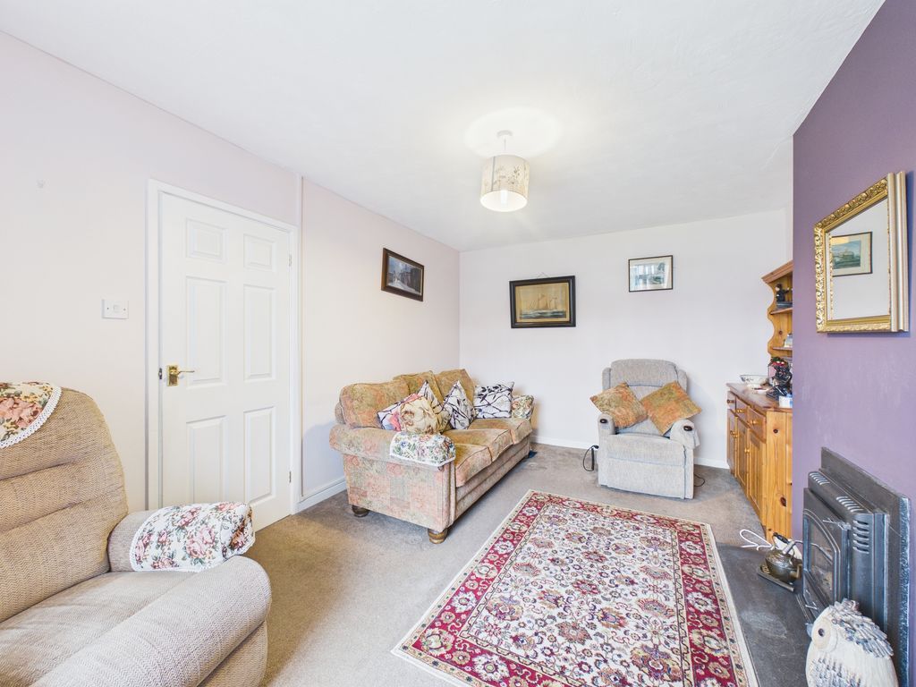 Property photo 3 of 16 Lounge