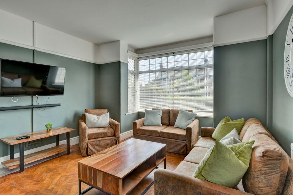 Property photo 1 of 12 3We Living Area
