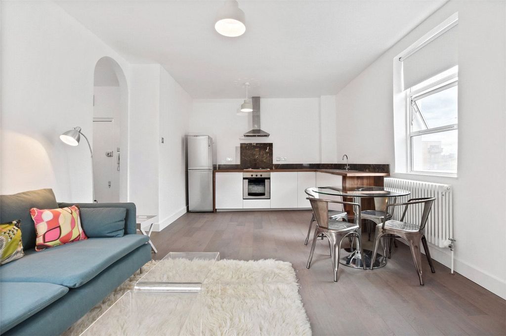 Property photo 3 of 15 Living Room/Kitchen