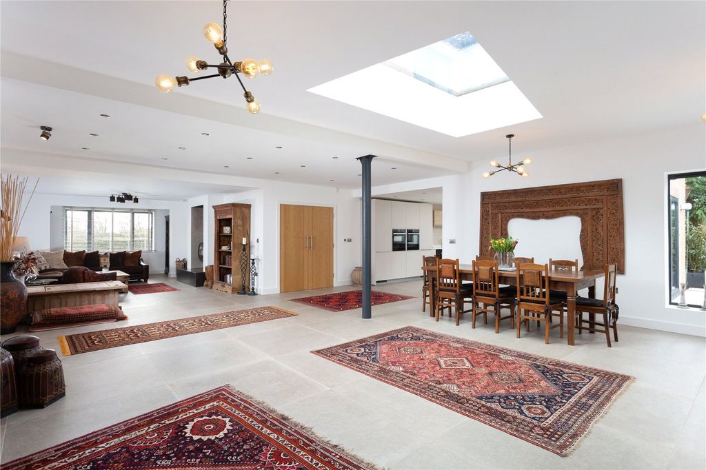 Property photo 2 of 35 Dining/Entertaining