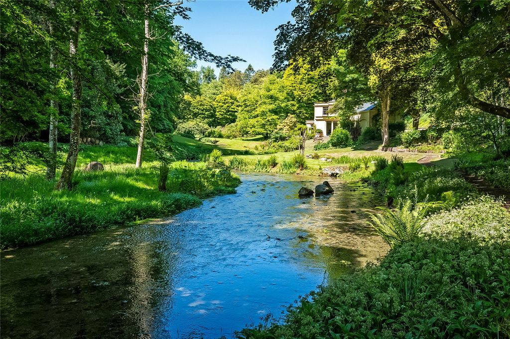 Property photo 2 of 25 Gardens