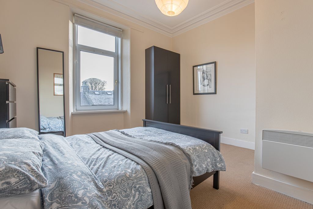 Property photo 2 of 10 Bed1Angle2