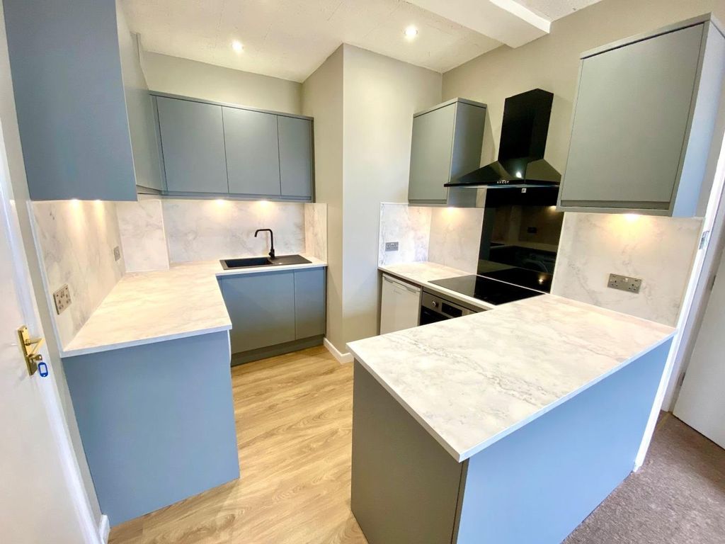 Property photo 2 of 10 Kitchen