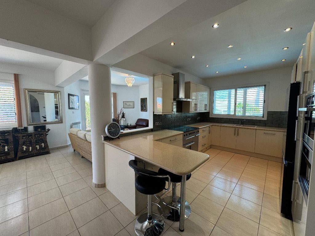 Property photo 3 of 33