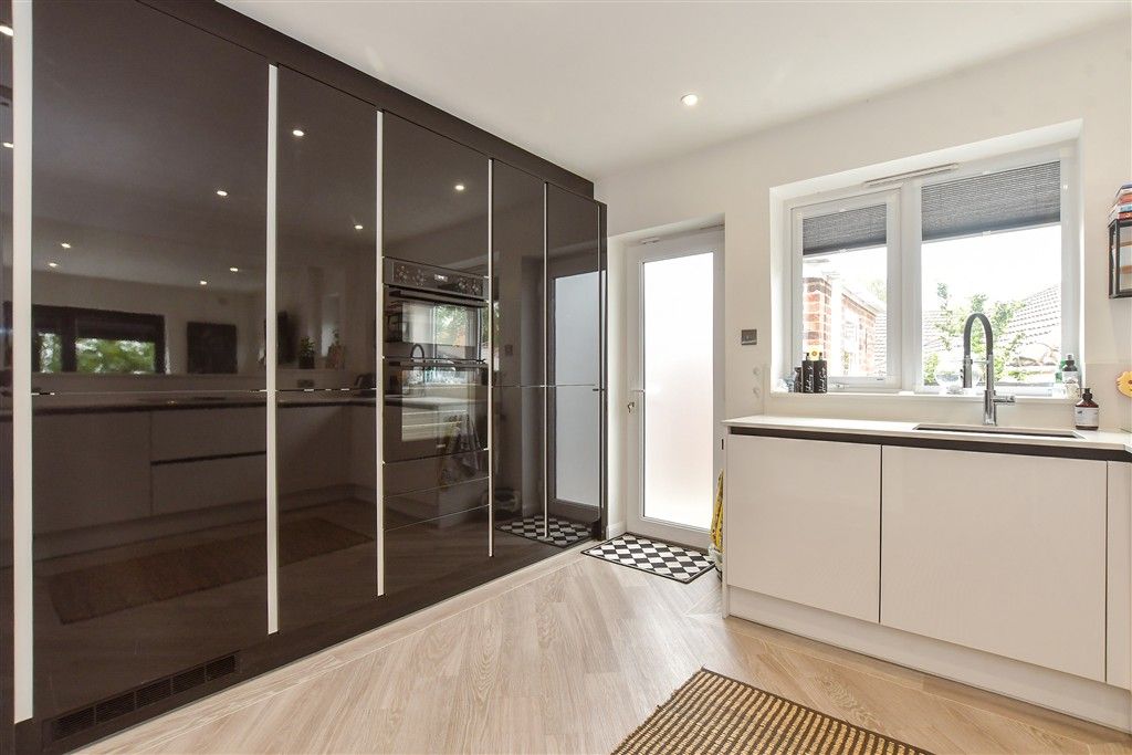 Property photo 3 of 17 Kitchen
