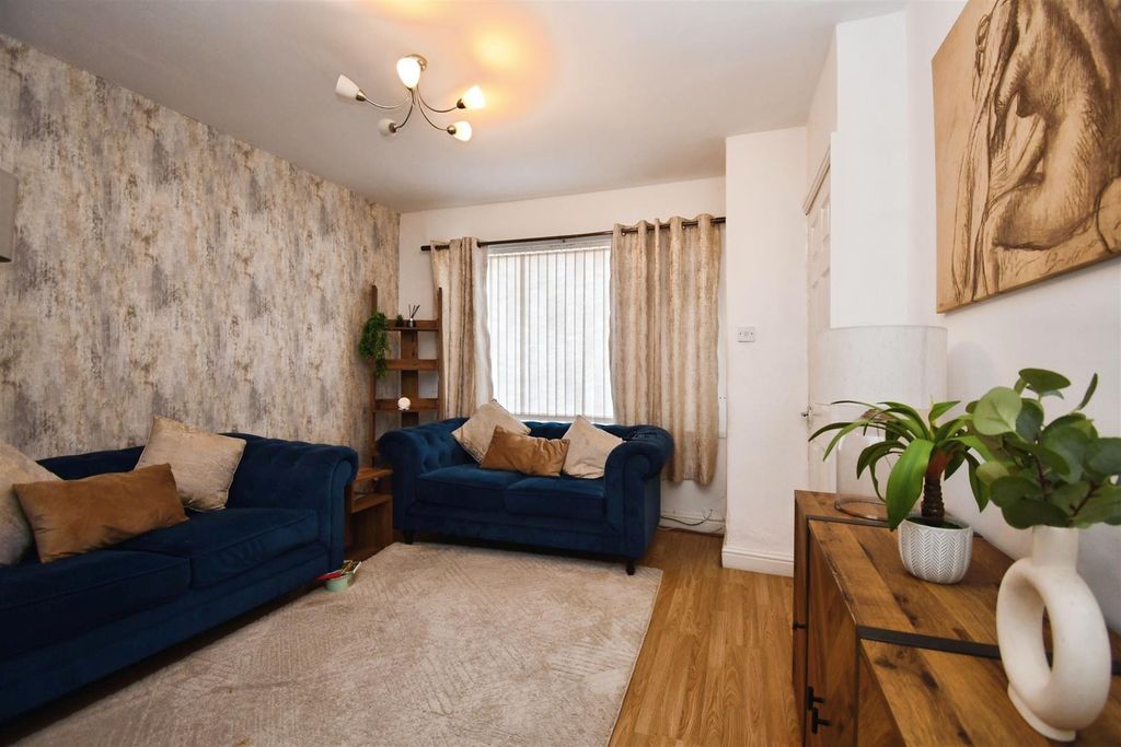 Property photo 2 of 14 Lounge