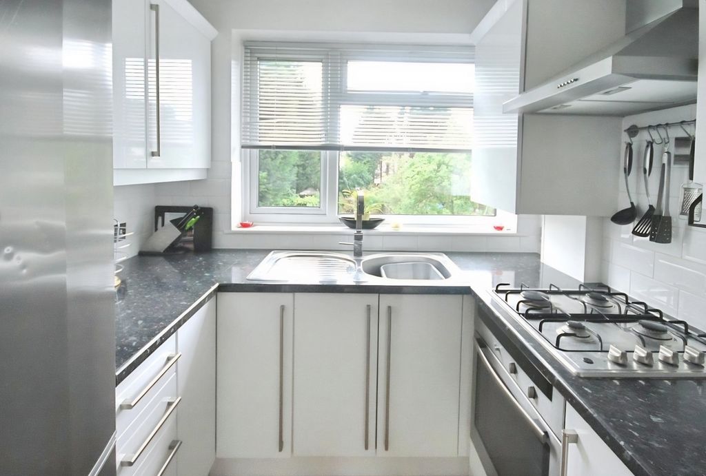 Property photo 2 of 7 Kitchen