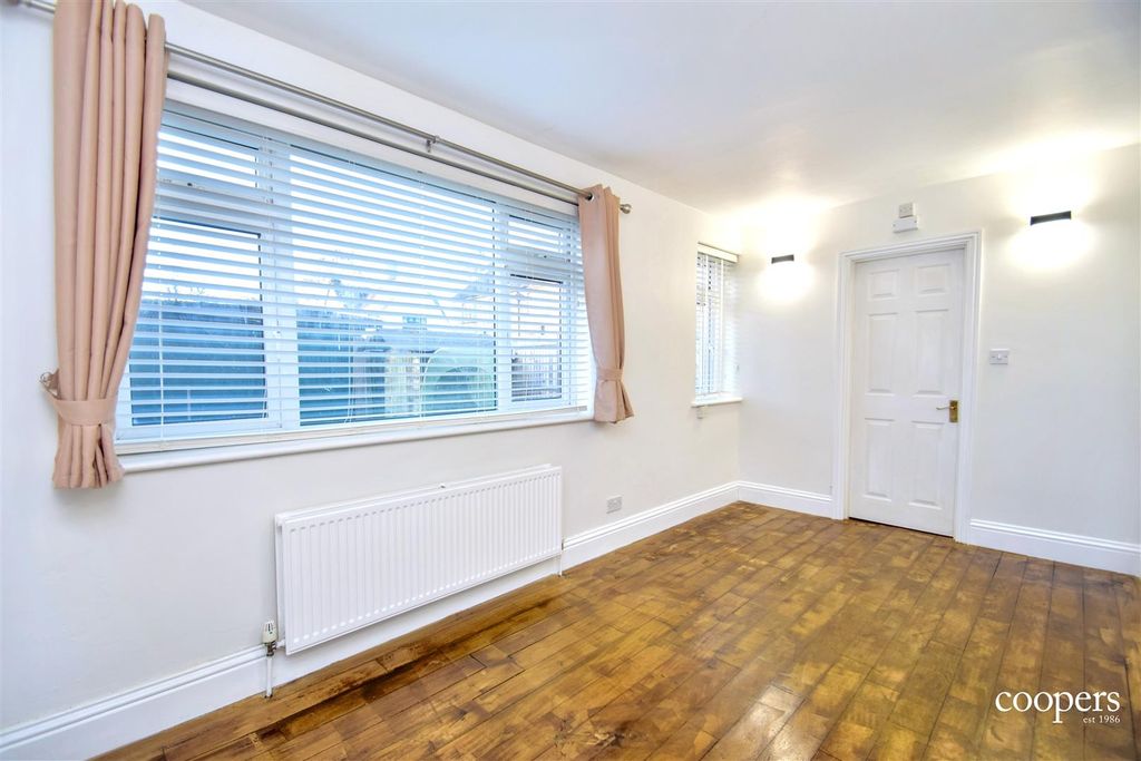 Property photo 1 of 9 Bedroom