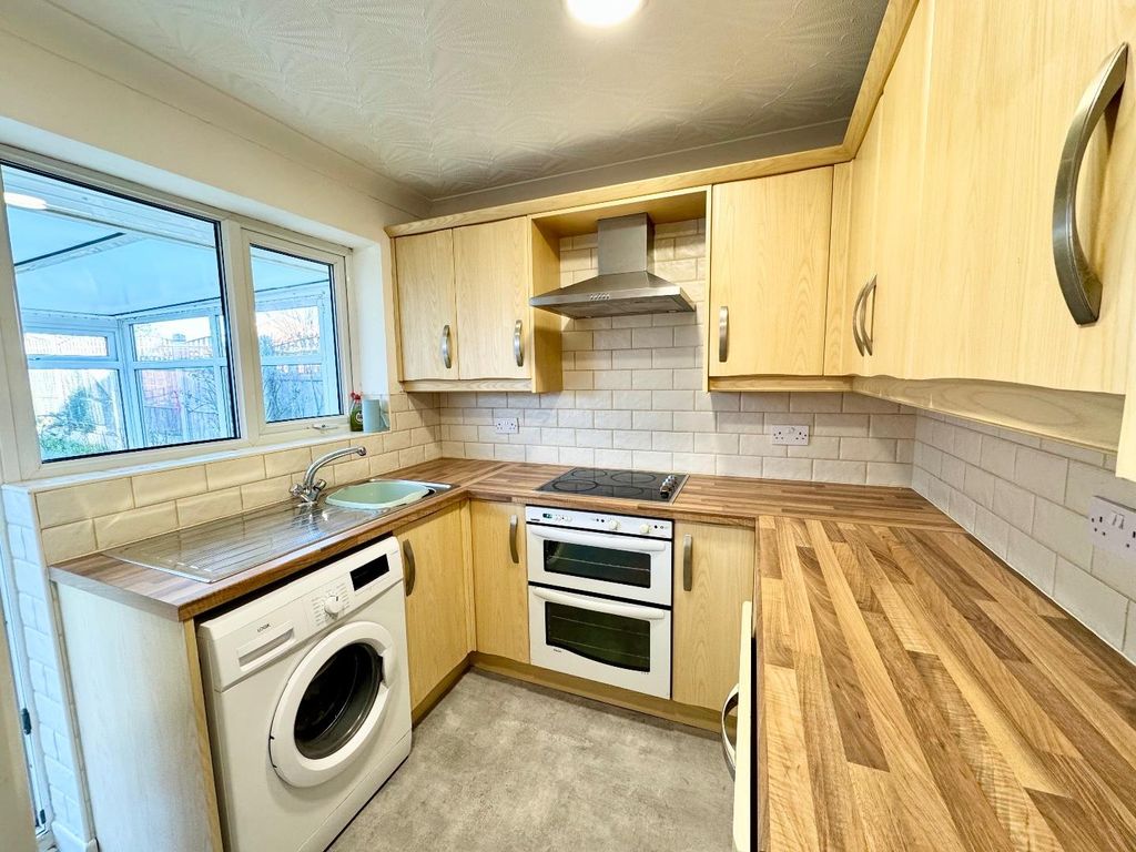 Property photo 3 of 11 Kitchen