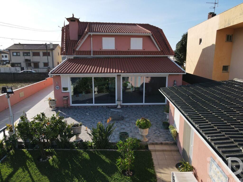 Property photo 2 of 33