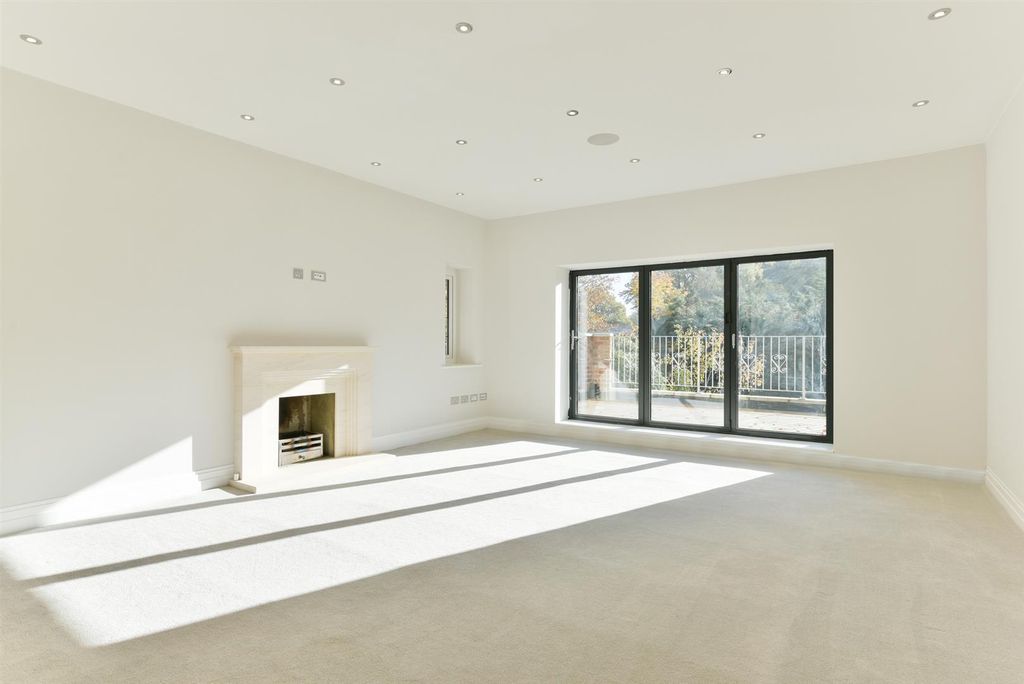 Property photo 3 of 32 E_Jwyj_Nr9Vn5XX8Mibsg0Hkw2Y.Jpg