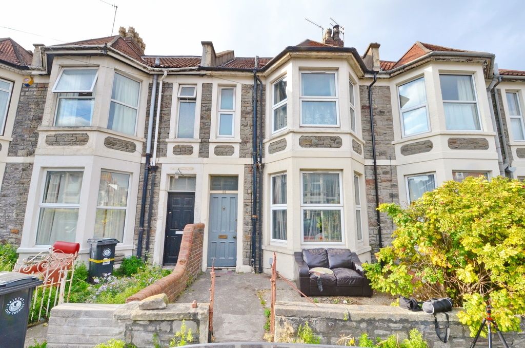 Property photo 2 of 10 Attractive Bay-Fronted Terraced House With Decorat...