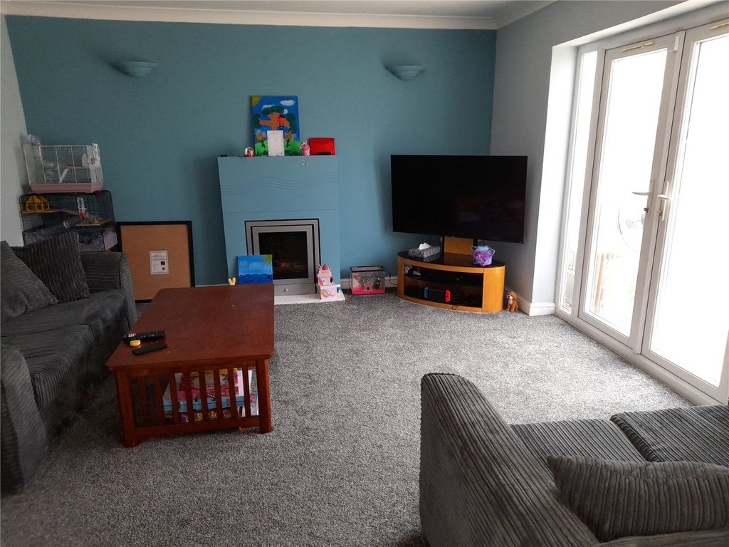 Property photo 3 of 11 Lounge