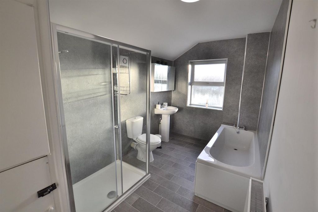 Property photo 3 of 20 Fitted Bathroom