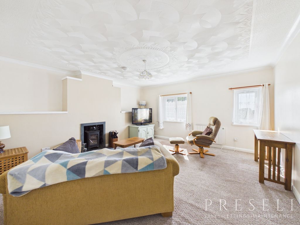 Property photo 3 of 14 Lounge