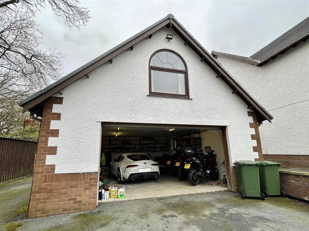 Property photo 3 of 33 Garage