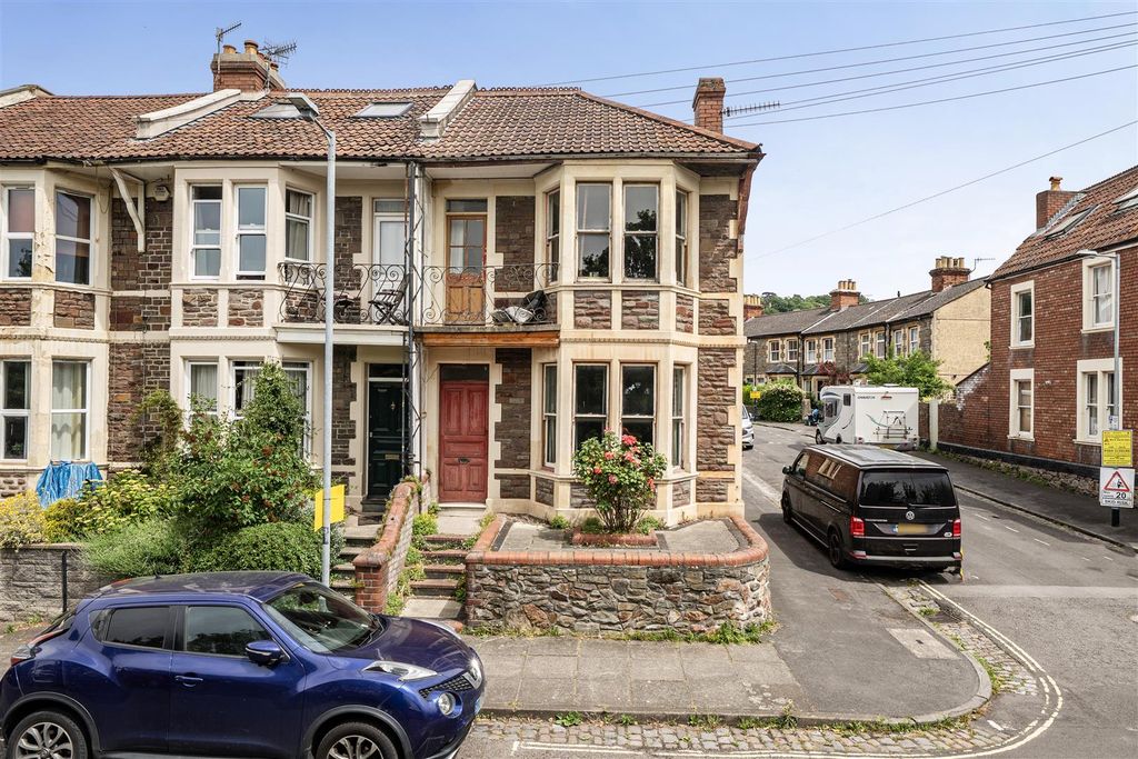 Property photo 1 of 12 16 Oldfield Place