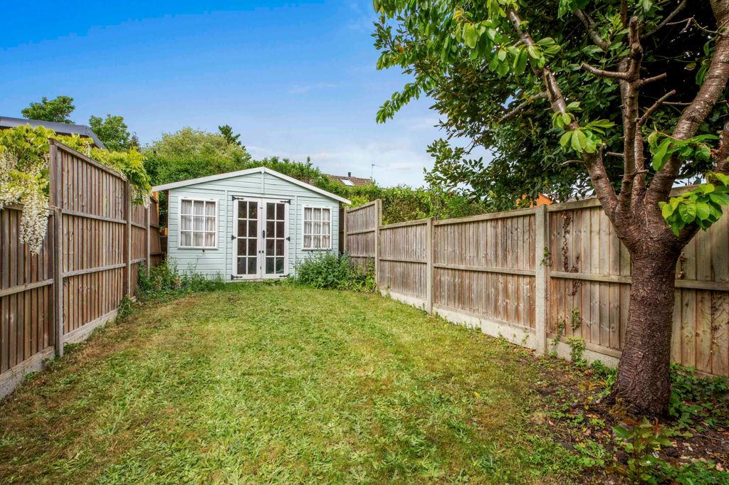 Property photo 3 of 12 2 Mount Pleasant Cottages, Cores End Rd, Sl8 5An (Low Res)-13