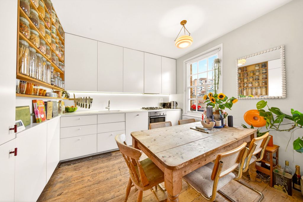 Property photo 3 of 17 Kitchen & Dining Area